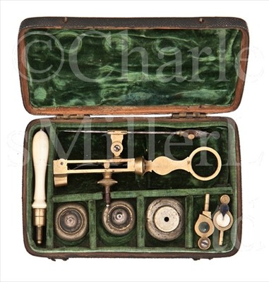 Lot 204 - AN ENGLISH MID 18TH-CENTURY POCKET COMPASS...