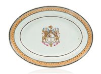 Lot 113 - A CHINESE EXPORT ARMORIAL DISH FOR THE HONOURABLE EAST INDIA COMPANY, JIAJING PERIOD, CIRCA 1800