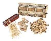 Lot 66 - AN EARLY 19TH CENTURY NAPOLEONIC FRENCH PRISONER-OF-WAR BONE AND WOOD DOMINO COFFER