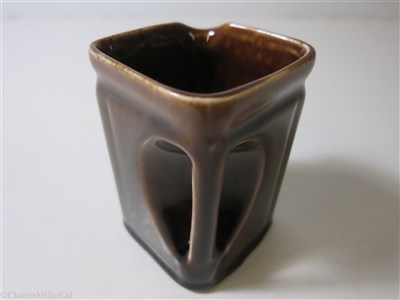 Lot 42 - CUNARD WHITE STAR: A THIRD CLASS BROWN GLAZE CHINA CUBE JUG BY CLEWS & CO. LTD. TUNSTALL, CIRCA 1935