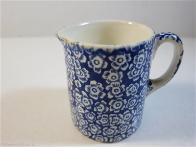 Lot 102 - UNION CASTLE LINE: A BLUE FLORAL PATTERN JUG, CIRCA 1910