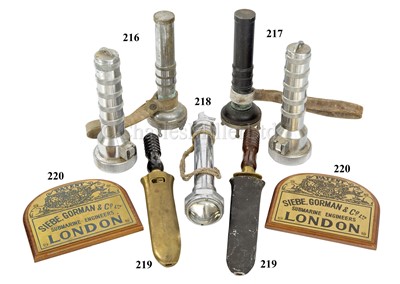 Lot 218 - AN ADMIRALTY PATTERN DIVER'S TORCH BY SIEBE GORMAN & CO. LTD, LONDON
