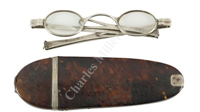 Lot 280 - Ø A PAIR OF SILVER SPECTACLES, 1821-22 in tortoiseshell case