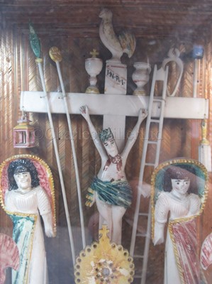 Lot 74 - AN EARLY 19TH CENTURY NAPOLEONIC PRISONER-OF-WAR POLYCHROME BONE CRUCIFIXION