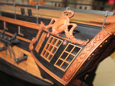 Lot 43 - A FINELY BUILT AND  CARVED 1:72 SCALE NAVY BOARD STYLE OF 44-GUN SWEDISH HEAVY FRIGATE VENUS [1783]
