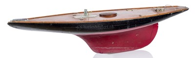 Lot 58 - A FINE SIX METRE CLASS POND YACHT, CIRCA 1930