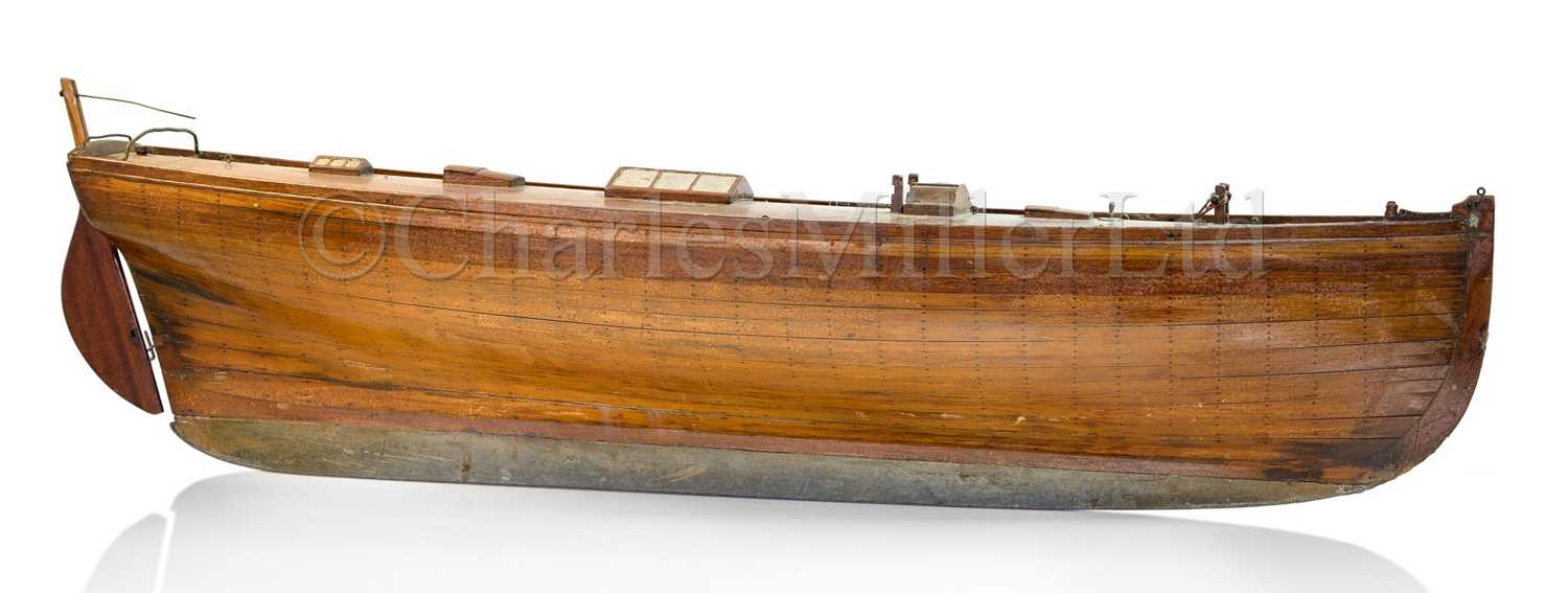 Lot 39 - AN ATTRACTIVE GAFF-RIGGED POND YACHT, CIRCA 1910