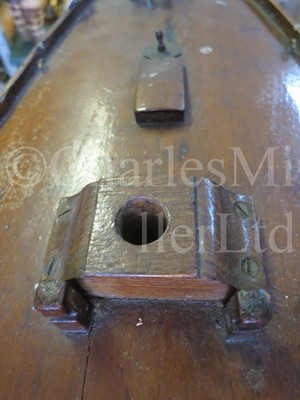 Lot 39 - AN ATTRACTIVE GAFF-RIGGED POND YACHT, CIRCA 1910