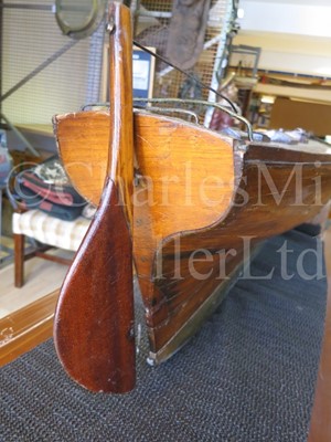 Lot 39 - AN ATTRACTIVE GAFF-RIGGED POND YACHT, CIRCA 1910