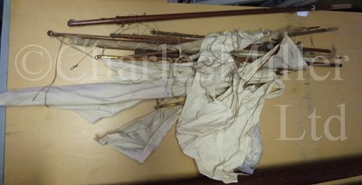 Lot 39 - AN ATTRACTIVE GAFF-RIGGED POND YACHT, CIRCA 1910