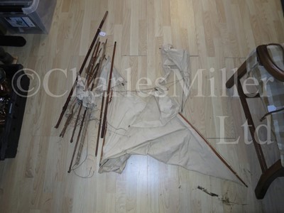 Lot 39 - AN ATTRACTIVE GAFF-RIGGED POND YACHT, CIRCA 1910