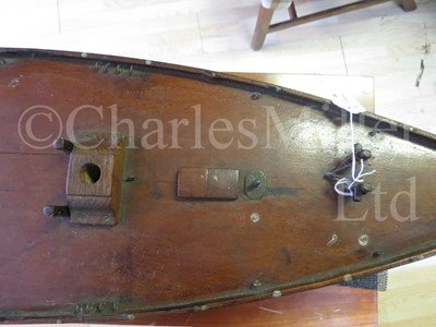 Lot 39 - AN ATTRACTIVE GAFF-RIGGED POND YACHT, CIRCA 1910