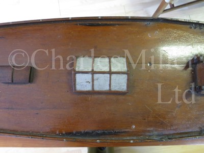 Lot 39 - AN ATTRACTIVE GAFF-RIGGED POND YACHT, CIRCA 1910
