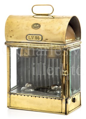 Lot 28 - A FINE AND LARGE BRASS OIL LAMP FROM TRINITY HOUSE LIGHT VESSEL 94 BY ROB. MOORE & NEILL, GLASGOW, CARDIFF & LONDON, CIRCA 1939