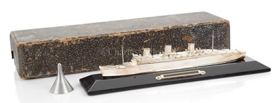 Lot 118 - R.M.S. QUEEN MARY: A SOUVENIR TABLE LIGHTER CIRCA 1936