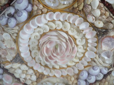 Lot 19 - A FINELY CASED BERMUDAN SHELLWORK SAILOR'S VALENTINE, MID 19TH CENTURY