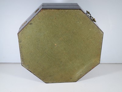 Lot 19 - A FINELY CASED BERMUDAN SHELLWORK SAILOR'S VALENTINE, MID 19TH CENTURY