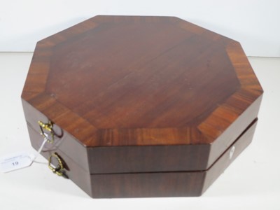 Lot 19 - A FINELY CASED BERMUDAN SHELLWORK SAILOR'S VALENTINE, MID 19TH CENTURY