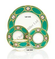 Lot 121 - A GREEN PATTERN DINNER PLATE FROM THE ROYAL...