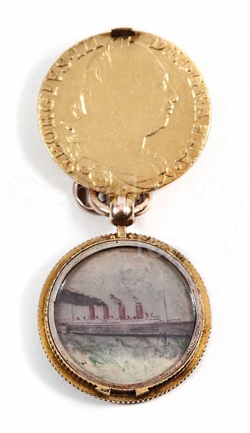 Lot 132 - A GOLD AND HARDSTONE FOB ORNAMENT...