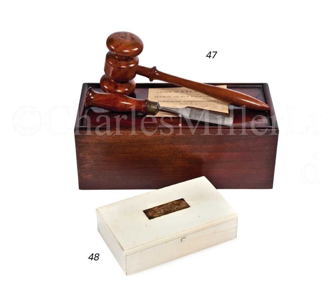 Lot 48 - A PRESENTATION IVORY AND GOLD CIGARETTE BOX...