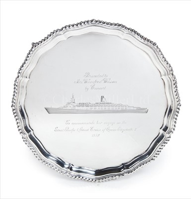 Lot 139 - QE2: A COMMEMORATIVE SILVER SALVER BY...