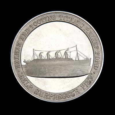 Lot 101 - A RARE TITANIC SURVIVORS FUND MEDALLION<br/>in...